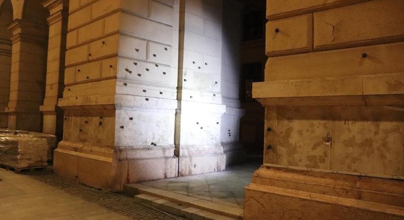10 millió forintos kár! Tomboló fiatalok tönkretették a Kossuth téri Véres csütörtök emlékművet – videón a vandálok