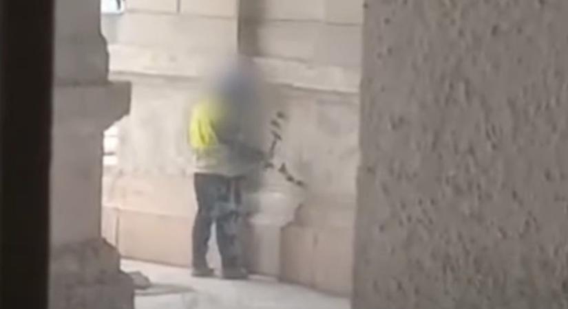 Videón, ahogy két fiatal kalapáccsal veri le a bronz puskagolyókat a Kossuth téri emlékműről
