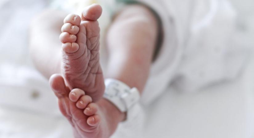 Leállt a légzése az újszülött székesfehérvári csecsemőnek, miután szülei hazavitték