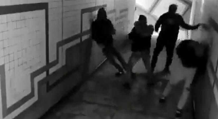 Pillanatok alatt kiütött két kötekedő férfit egy nő az aluljáróban - videó