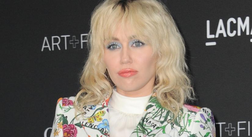Miley Cyrus a legszexibb kivágott ruhában ünnepelte az új dalának sikerét