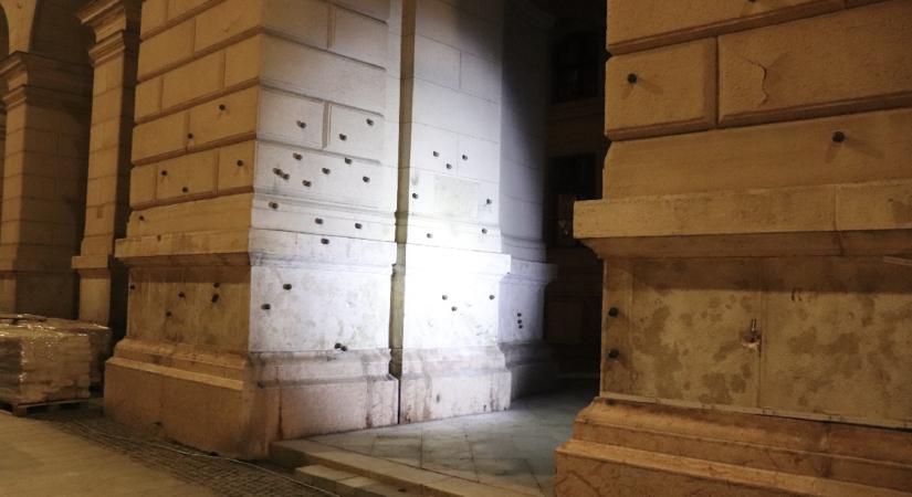 Bronz puskagolyókat loptak el a Kossuth téri emlékműről, elfogták őket