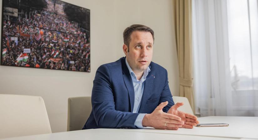 Dömötör Csaba: A fegyverszállítmányok közelebb visznek minket a háborúhoz