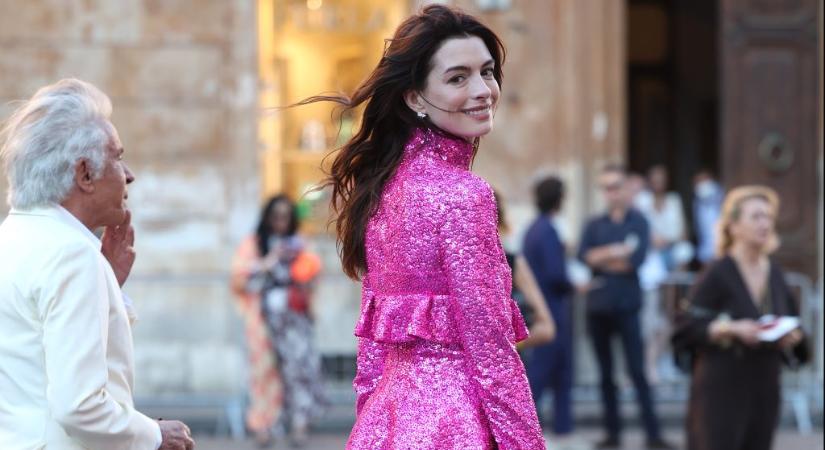 Megőrülnek a rajongók Anne Hathaway afterpartis videóitól