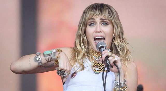 Utálkozik az internet: Miley Cyrus ingyen kért bikiniket egy kisvállalkozótól