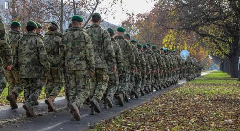 Fegyveres katonák menetelnek csütörtök reggel Debrecenben, itt van a pontos útvonal!