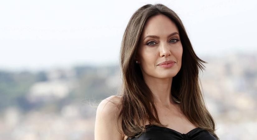 Angelina Joliet a testőrei mentették ki Párizsban és egyéb lesifotók