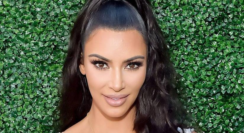 A 42 éves Kim Kardashian smink nélküli videója: így néz ki, ha nincs rajta festék