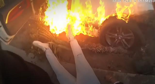 Lángokba borult egy autó, pillanatokon múlt, hogy ki tudták menteni az eszméletlen sofőrt – Videó