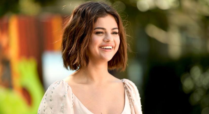 Selena Gomez megmutatta a sminknélküli arcát és a természetes frizuráját