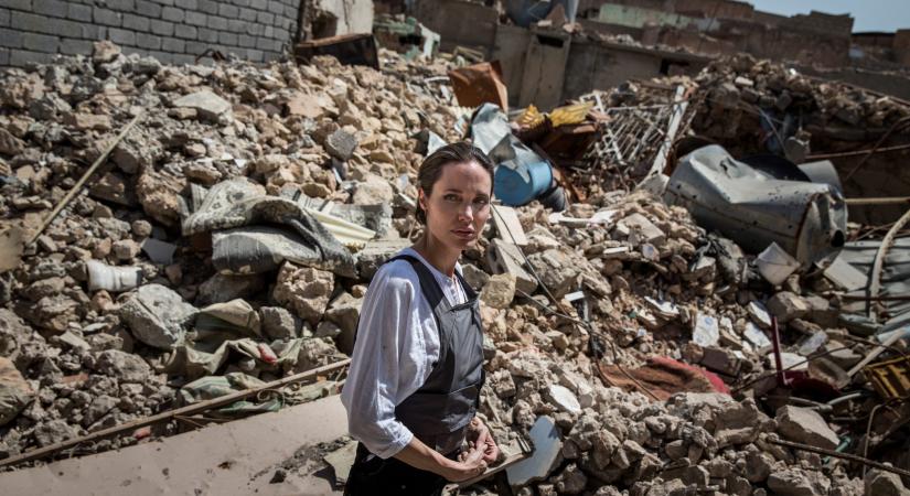 Angelina Jolie az ISIS szexrabszolgaságára kényszerített jazidi nőkkel találkozott
