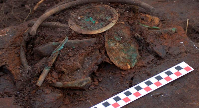 Áldozati rituálékhoz használt bronz tárgyakat tártak fel