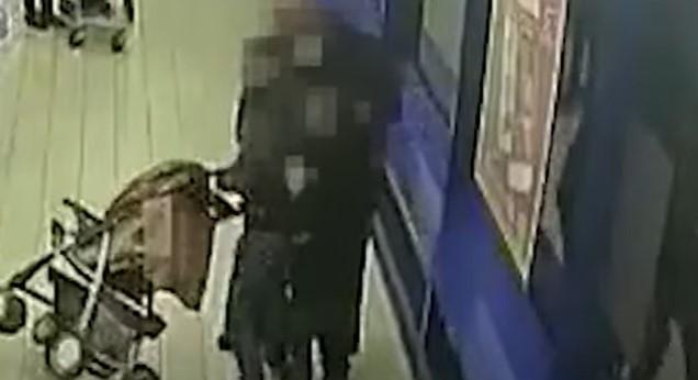 Videó: Gyerekekkel lopatott alkoholt egy babakocsis nő, majd balhézni kezdett az őrrel
