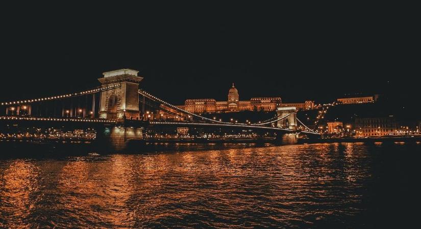 Budapestre érkezett a világhírű színész: 5 perces videóval jelentkezett be