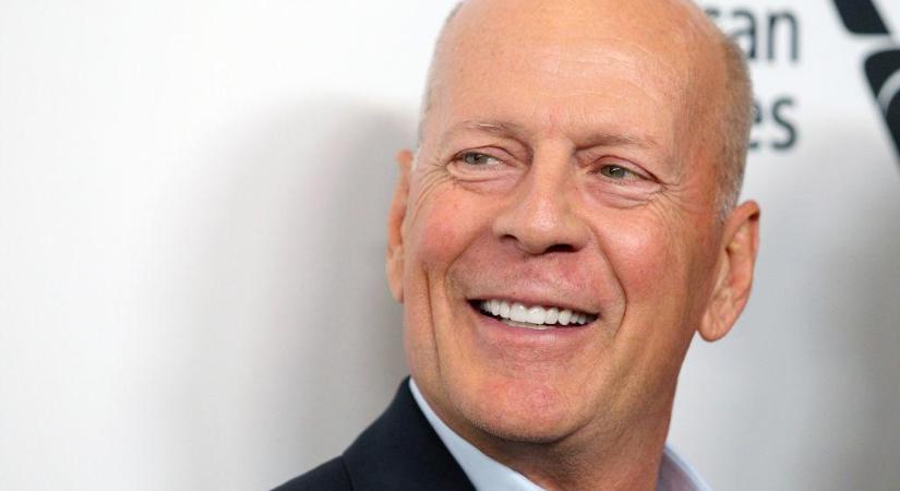 Végre újra mosoly ül a súlyos beteg Bruce Willis szemében: lánya gömbölyödő pocakja minden percben arra emlékezteti, hogy hamarosan nagypapa lesz (fotó)