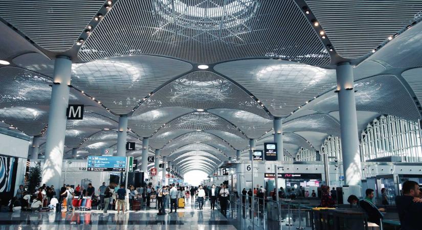 Villámgyorsan a reptérre: 120-al hasít az új reptéri metró Isztambulban