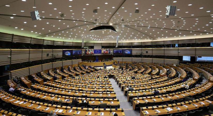 Újabb szankciókat sürget az EP, embargót vezetnének be a fosszilis tüzelőanyagokra és az atomra