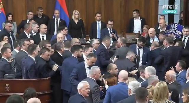 Verekedés tört ki a szerb parlamentben – videó