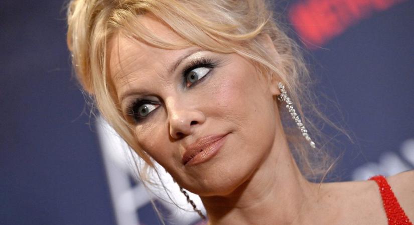Pamela Anderson úgy érzi, ő felelős a bébiszittere haláláért, aki többször is molesztálta