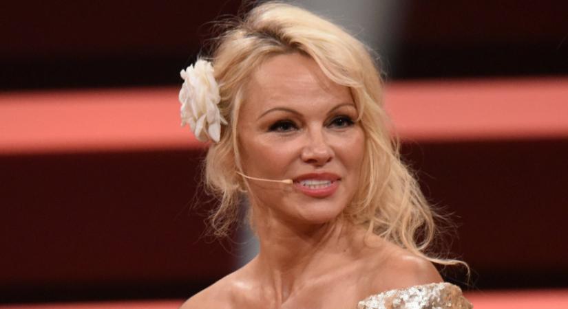 Pamela Anderson szeme láttára fojtott meg újszülött kiscicákat az apja büntetésből