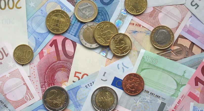 Közel 386 forint egy euró péntek reggel