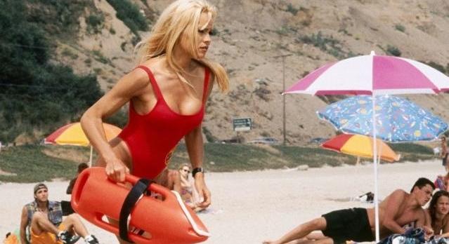 Pamela Anderson: "Anyám azt mondta, ha egy férfi egy szál köntösben fogad egy interjún egy hotelszobában, akkor ne menj be, de ha bemész, akkor szerezd meg a munkát!"