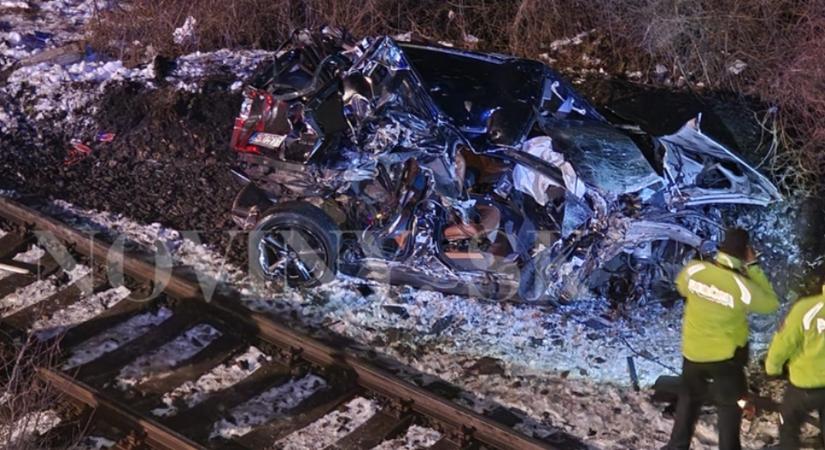 Áttörte a szalagkorlátot, közvetlenül a sínekre, az érkező gyorsvonat elé zuhant az autó