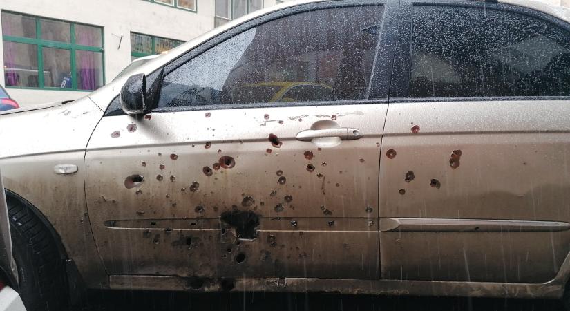 Mariupoli kocsi parkol a Rumbach Sebestyén utcában, láthatóan szétlőtték az oldalát