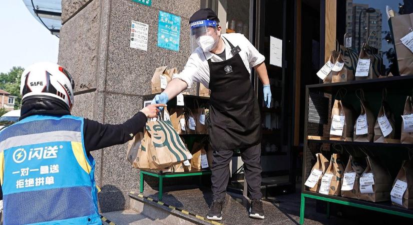 Félig üres a kávéscsésze a Starbucksnál