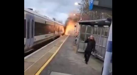 Videó: az életükért futottak az utasok, amikor lángba borult egy vonat az állomás peronjánál