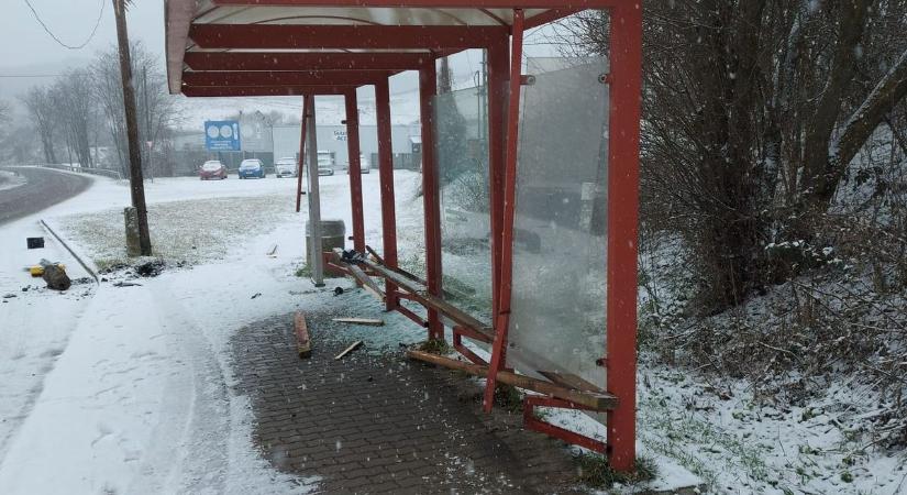 Döbbenet: letarolta a rónafalui buszmegállót egy audis (fotók)