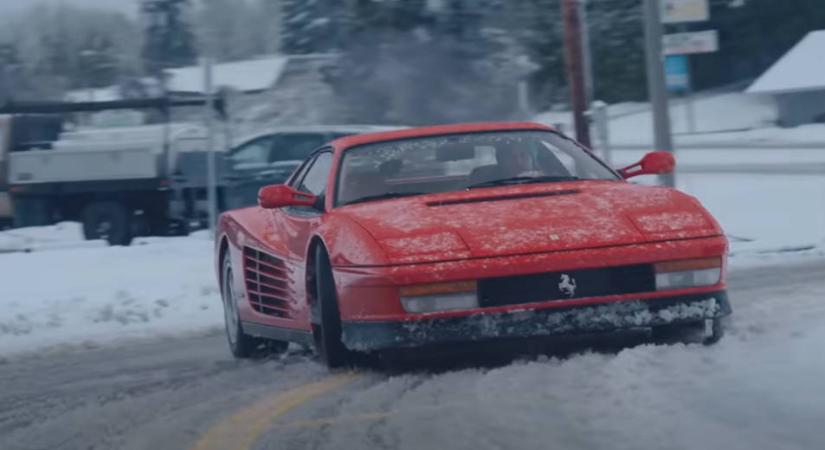 Egy Ferrari Tesatarossának még a hóban szánalmas forgás is jól áll