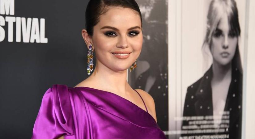 Selena Gomez felvállalta smink nélküli arcát: ennyire másként fest festékek nélkül