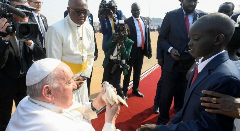 Ferenc pápa a háborúval és mélyszegénységgel sújtott Dél-Szudánba érkezett
