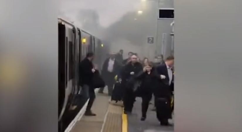 Videó: futottak az életükért az utasok, amikor lángba borult egy vonat Angliában
