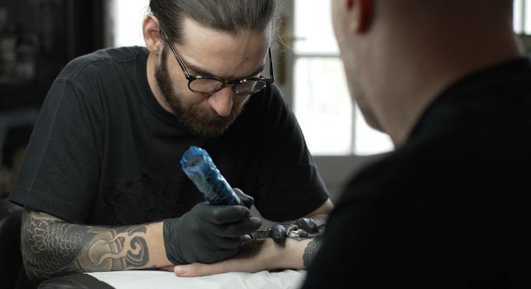 Magyar művész készítette Lewis Hamilton és Orlando Bloom tetoválásait is