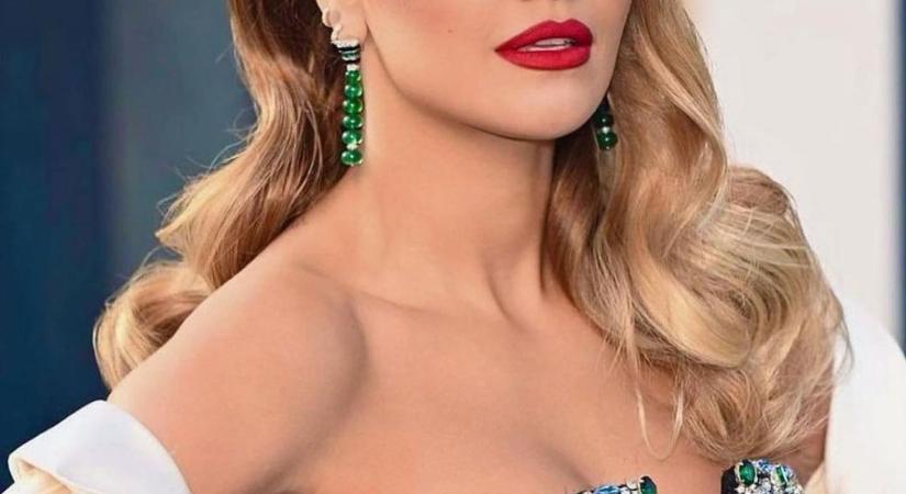 Rita Ora megmutatta jegygyűrűjét: óriási smaragd csillog az ujján - Fotó