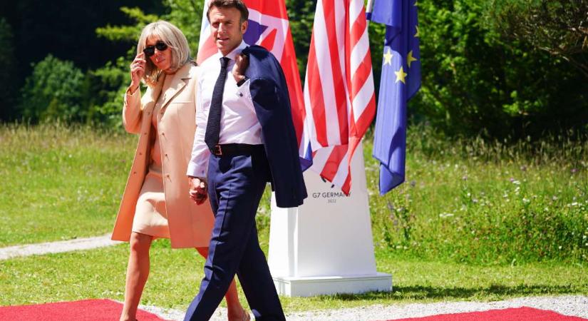 Az egyik Louis Vuitton-fanatikus, a másikról színt neveztek el – íme a Macron-házaspár stílusa
