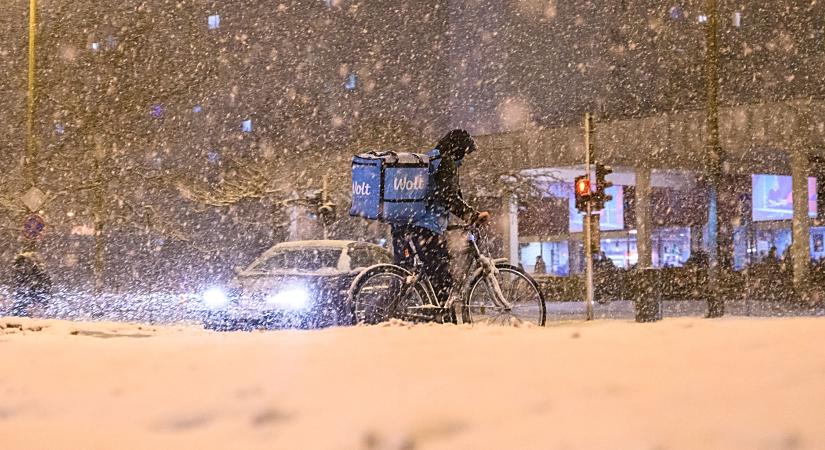 Megérkezett az igazi tél: hótakaró fedi Debrecen utcáit – fotókkal