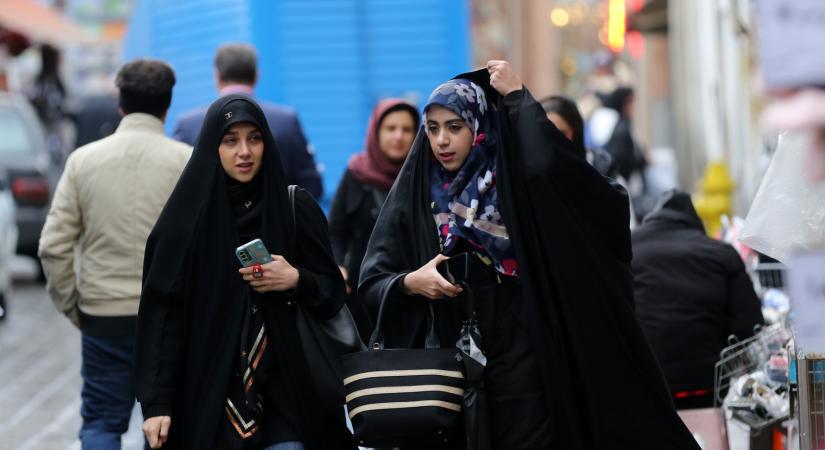 Videós megfigyelőrendszerrel ellenőriznék Iránban, hogy a nők viselnek-e fejkendőt