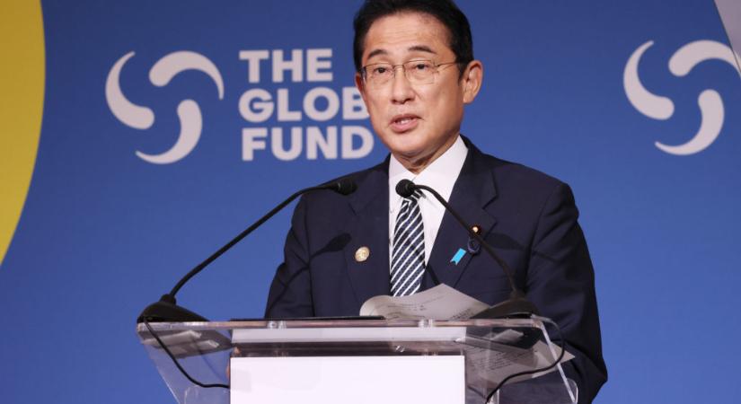 Homofób mondatai miatt menesztették a japán miniszterelnök tanácsadóját