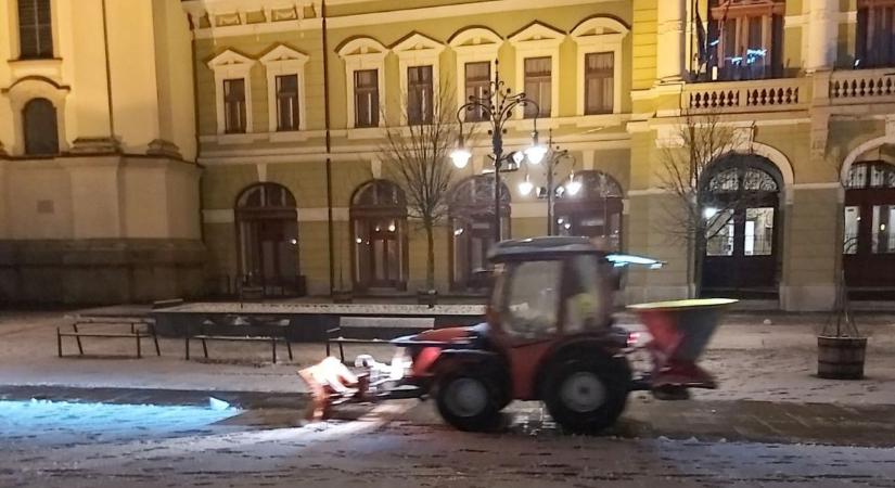 Ami hó esett, azt is gyorsan letisztította a Városgondozás ügyes munkagépe az egri Dobó téren