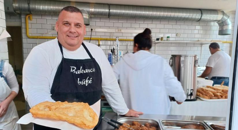 A Bakancsos utcai bolhapiac büféjének vezetője senkit sem hagy éhezni