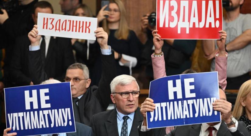 Kutyaszorítóba került a szerb elnök