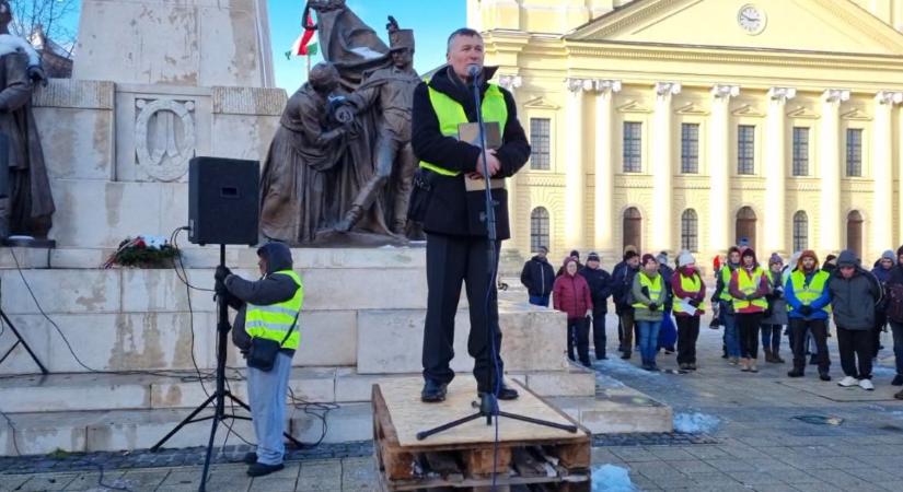 „Megszűnt a bizalmunk a politikusok iránt” – megint tüntettek Debrecenben az akkumulátorgyár ellen