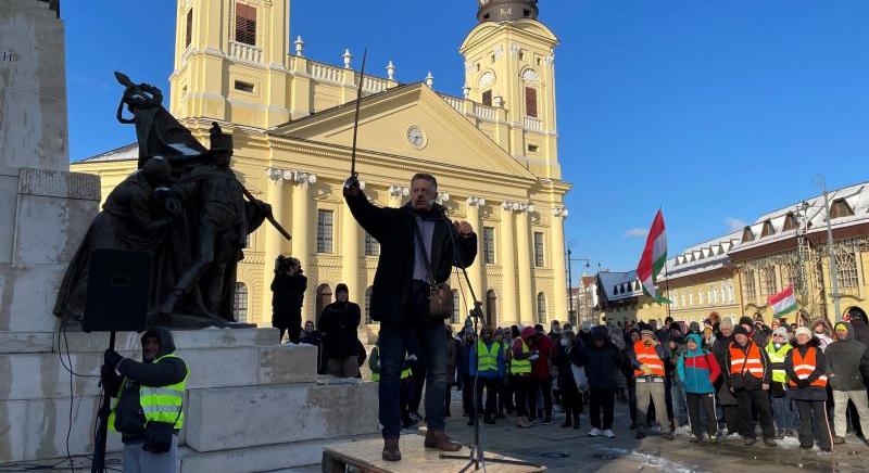 Kardot rántott egy tüntető Debrecenben az akkugyár-ellenes megmozduláson