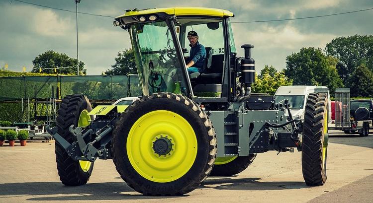 Csőd után is folytatják a négykerék-kormányzású traktorral