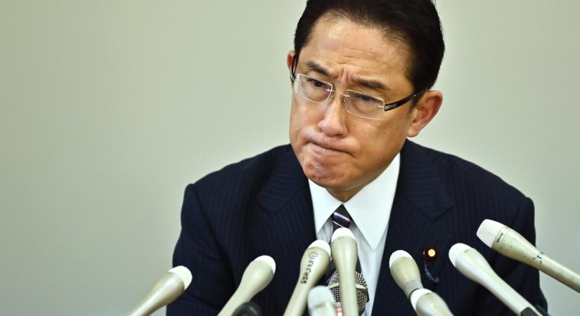 Kirúgta titkárát a japán miniszterelnök, mert azt mondta, nem akar úgy élni, hogy meleg párokat kelljen néznie