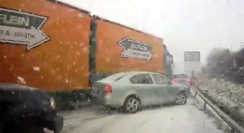 Ezért kell minél messzebb menekülni a kocsitól, ha hóesésben dugó van az autópályán - videó