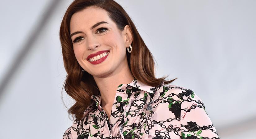 Leopárdmintás ruhában lejtett szexi táncot Anne Hathaway - videón a forró jelenet